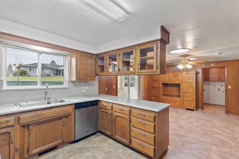 Tiny photo for 3400 Neamar Drive, Grants Pass, OR 97527 (MLS # 220213834)