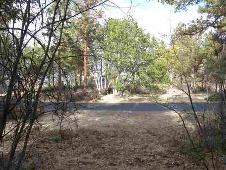 Really Nice Lot In Lakeside Estates, Running Y. Has Peek View Of The Lake And Nice Uphill Slope For Building. Just A Short Walk To The Lake And The Skillet Handle.
