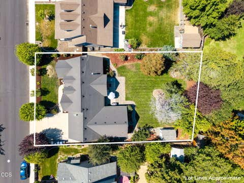 Tiny photo for 2067 NW Poplar Place, Redmond, OR 97756 (MLS # 220227406)