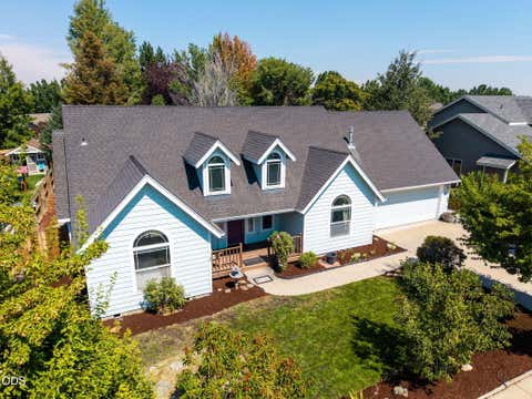 Photo of 2067 NW Poplar Place, Redmond, OR 97756 (MLS # 220227406)