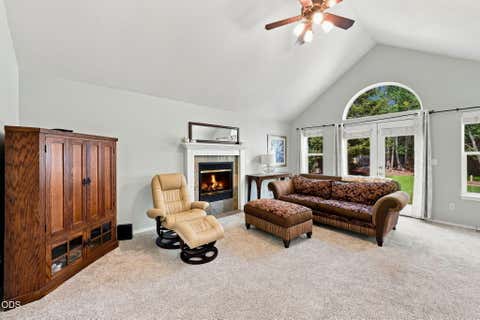 Tiny photo for 2067 NW Poplar Place, Redmond, OR 97756 (MLS # 220227406)