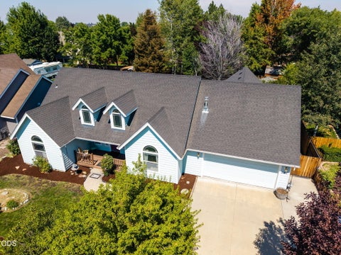 Tiny photo for 2067 NW Poplar Place, Redmond, OR 97756 (MLS # 220227406)