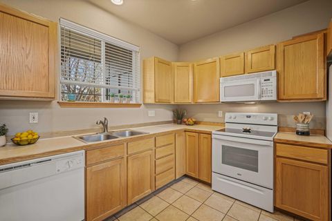 Tiny photo for 8540 Golden Pheasant Court, Redmond, OR 97756 (MLS # 220212391)