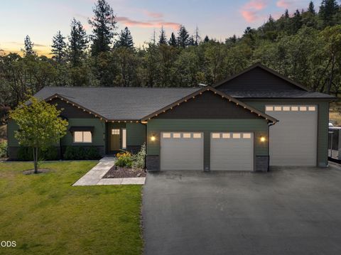 Photo of 125 McKenzie Ridge Road, Grants Pass, OR 97526 (MLS # 220223524)