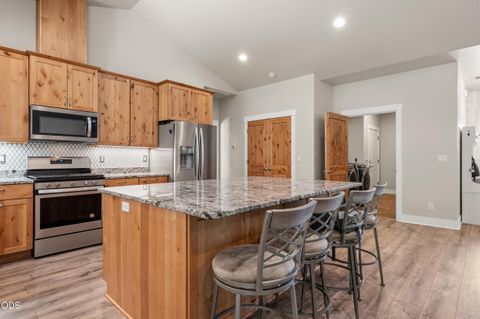 Tiny photo for 125 McKenzie Ridge Road, Grants Pass, OR 97526 (MLS # 220223524)