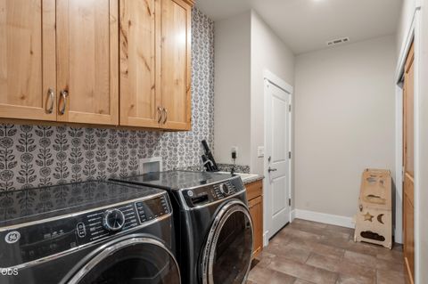 Tiny photo for 125 McKenzie Ridge Road, Grants Pass, OR 97526 (MLS # 220223524)