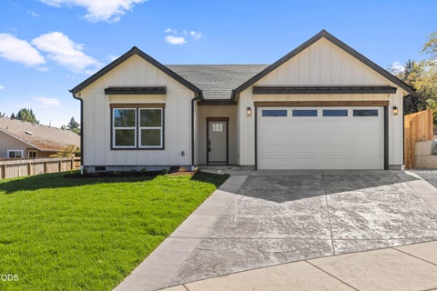 Photo of 777 Kendall Drive, Grants Pass, OR 97527 (MLS # 220228737)