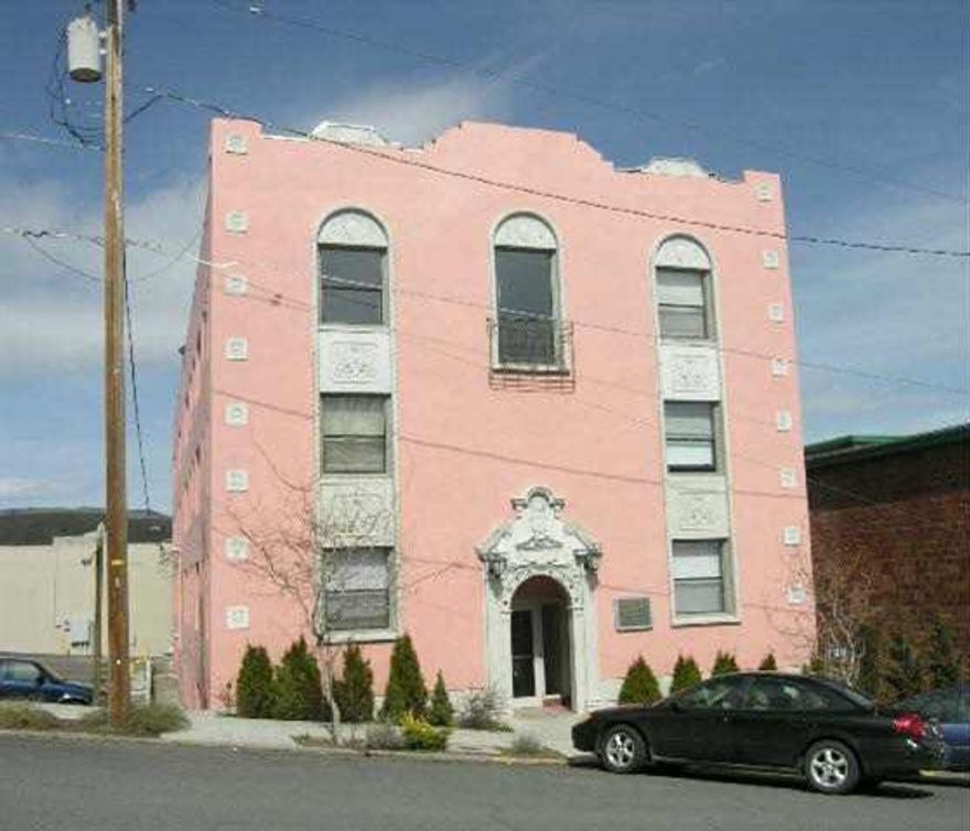 28 Unit Building. Total Monthly Rent Is $11,725 Per Month. Great Business Opportunity!