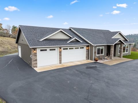 Tiny photo for 182 Blue Chip Lane, Grants Pass, OR 97527 (MLS # 220212206)