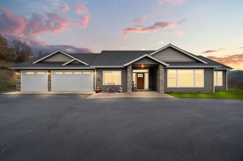 Photo of 182 Blue Chip Lane, Grants Pass, OR 97527 (MLS # 220212206)