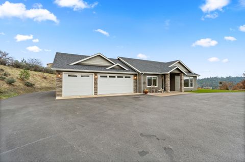 Tiny photo for 182 Blue Chip Lane, Grants Pass, OR 97527 (MLS # 220212206)