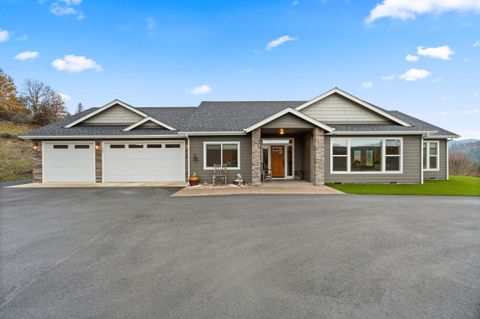 Tiny photo for 182 Blue Chip Lane, Grants Pass, OR 97527 (MLS # 220212206)