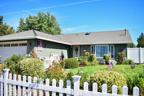 Photo of 1122 Easthills Court, Medford, OR 97504 (MLS # 220229719)