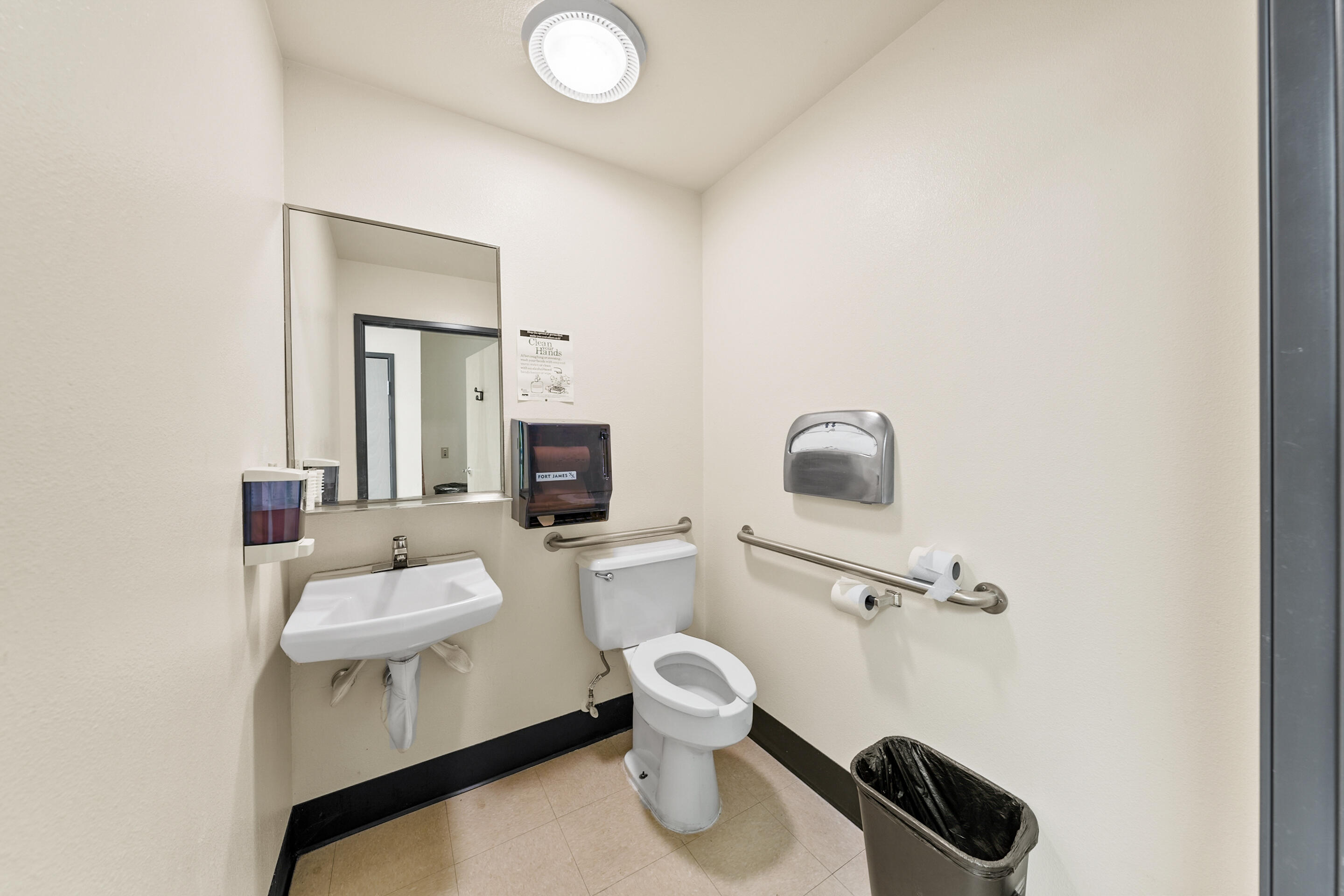 Main image without alt text