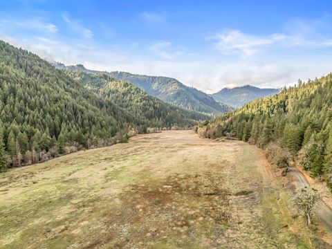 Photo of 6026 Carberry Creek Road, Jacksonville, OR 97530 (MLS # 220213209)