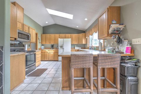 Tiny photo for 7208 NE Ochoco Highway, Prineville, OR 97754 (MLS # 220212208)