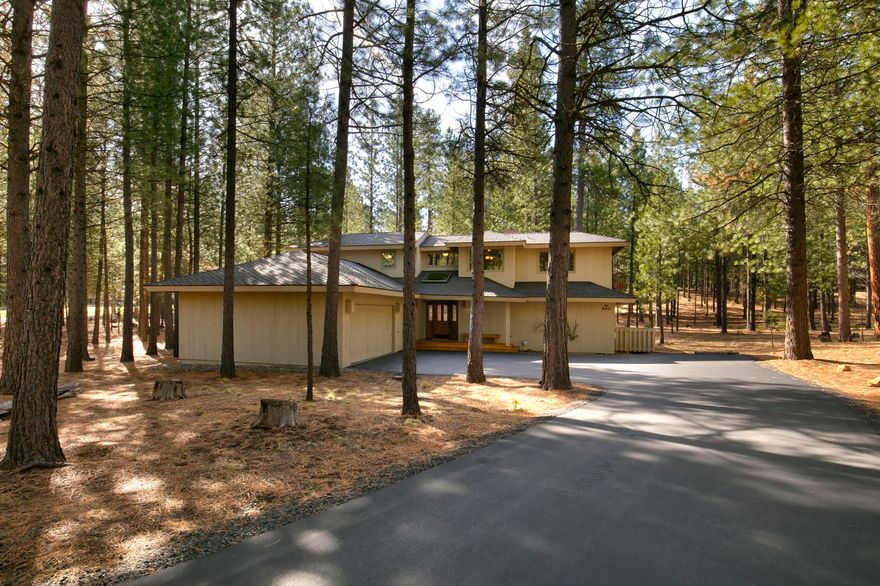 First time on the market! This delightful home in upper Glaze Meadow of Black Butte Ranch is situated on a generous 0.75-acre lot. New homeowners will enjoy the expansive wood deck, offering serene views of the wooded common space and peekaboo views of the 13th fairway. The inviting kitchen seamlessly flows into the eating area and great room, featuring vaulted ceilings and a cozy wood-burning fireplace. The first floor also boasts a primary suite equipped with a jetted soaking tub and walk-in shower for ultimate relaxation. Upstairs, you'll find two additional bedrooms and a full bathroom. Enjoy easy access to the Upper Glaze Meadow Pool & Tennis/Pickleball courts. GM 402 is being sold completely furnished and turn-key. Experience the perfect blend of comfort and outdoor living in this remarkable property!