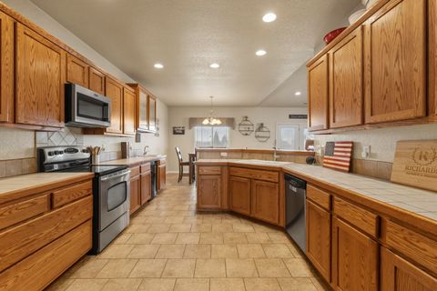 Tiny photo for 5548 Sturdivant Avenue, Klamath Falls, OR 97603 (MLS # 220217373)