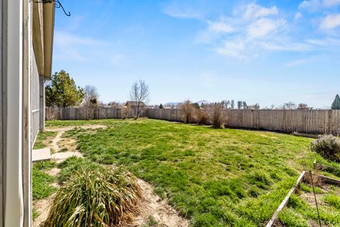 Tiny photo for 5548 Sturdivant Avenue, Klamath Falls, OR 97603 (MLS # 220217373)