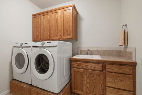 Tiny photo for 5548 Sturdivant Avenue, Klamath Falls, OR 97603 (MLS # 220217373)