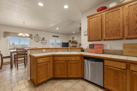 Tiny photo for 5548 Sturdivant Avenue, Klamath Falls, OR 97603 (MLS # 220217373)