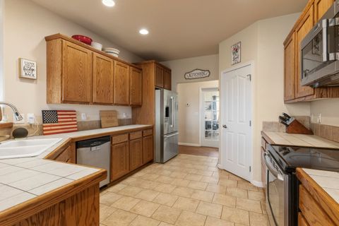 Tiny photo for 5548 Sturdivant Avenue, Klamath Falls, OR 97603 (MLS # 220217373)