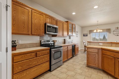 Tiny photo for 5548 Sturdivant Avenue, Klamath Falls, OR 97603 (MLS # 220217373)