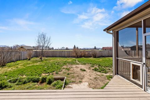 Tiny photo for 5548 Sturdivant Avenue, Klamath Falls, OR 97603 (MLS # 220217373)