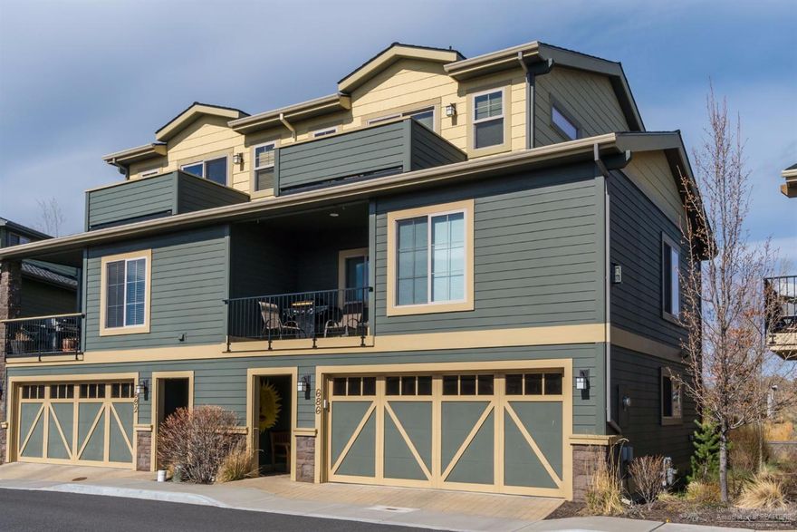 Nicely located near the Old Mill District & Deschutes River! Great open concept w/private elevator, kitchen w.slab granite counters, SS appliances, & eating bar. Family room has a corner fireplace & access to the front balcony. Vaulted ceilings int he Master w/access to seperate balcony, en-suite w/dbl vanities, soaking tub & tiled shower. 2 addt'l bedrooms & 2 full baths along w/laundry room w/storage & utility sink. Enjoy great views, the river trail, park, biking, canoeing, kayaking & fishing!