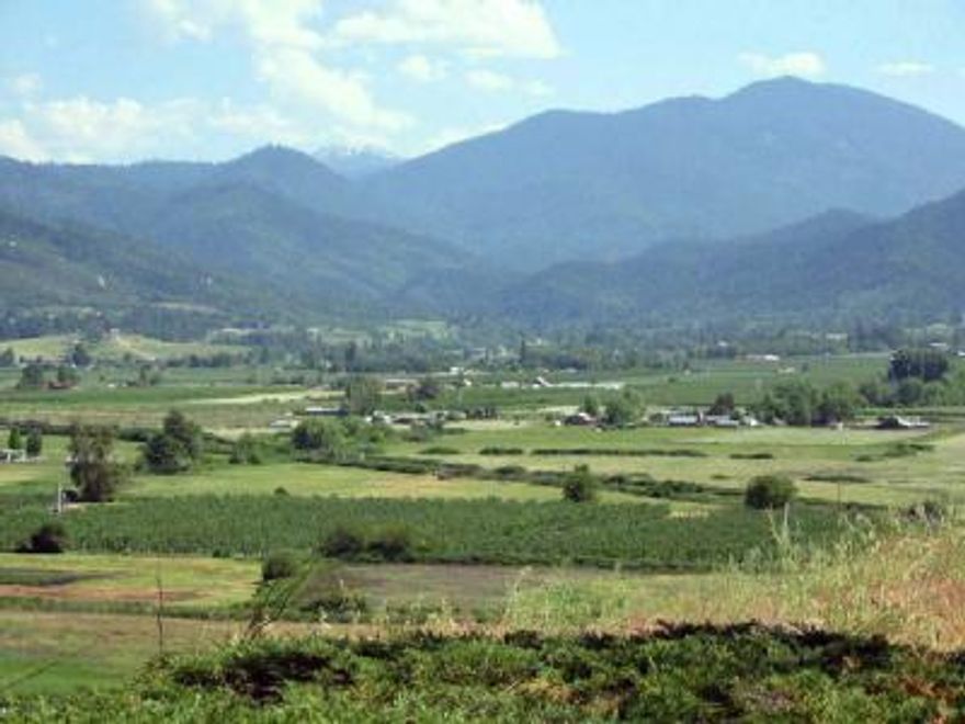 This absolutely exquisite setting with 26 large custom home lots is phase one and two of Skyline in Phoenix. All lots have spectacular, panoramic views from the Table Rocks to Mt Ashland. We currently have custom house/lot packages available, or bring your own plan and/or builder. Lot sizes from 8,800 to 21,000 sq ft.