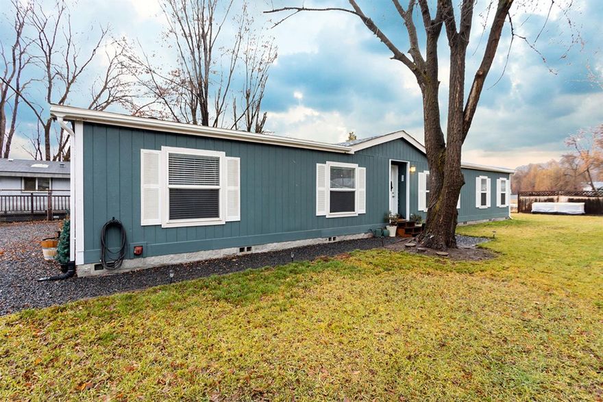 : This home has so much to offer! Nice, big Suite with a large walk in closet. This home also boasts three additional bedrooms in this split floor plan. Open great room with tall ceilings. Roof, Paint, and flooring all less then 3 years old. The home is situated at the back of the lot. There is plenty of parking. Schedule an appointment to take a look at this home today!