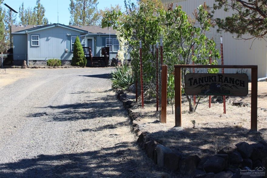 Vacation/full-time living on 5.5A w/private access to Lake Billy Chinook. 3/2, 1700 sf manu w/additional office/flex area,front & back decks, fenced dog area, huge circular driveway w/plenty of parking for family & friends. Solar, septic, propane,diesel---all set-up. New roof August. BONUS: 36x40 pole barn w/2 9' roll-up doors & 1 13' drive-thru AND Stick built 32x30shop/man cave/flex w/2 10' roll-ups & 10x30 overhangs. Move-in ready.