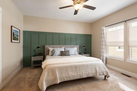 Tiny photo for 1572 NW Kingwood Avenue, Redmond, OR 97756 (MLS # 220217545)