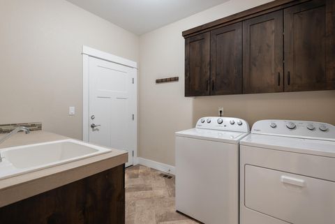 Tiny photo for 1572 NW Kingwood Avenue, Redmond, OR 97756 (MLS # 220217545)