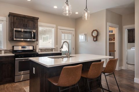 Tiny photo for 1572 NW Kingwood Avenue, Redmond, OR 97756 (MLS # 220217545)