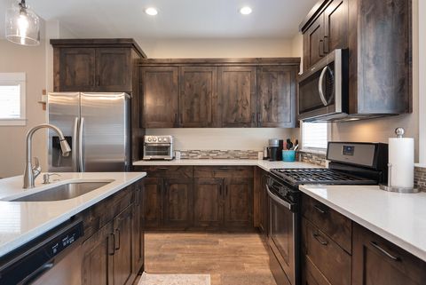 Tiny photo for 1572 NW Kingwood Avenue, Redmond, OR 97756 (MLS # 220217545)