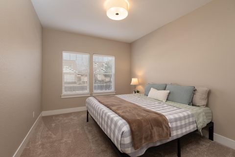 Tiny photo for 1572 NW Kingwood Avenue, Redmond, OR 97756 (MLS # 220217545)