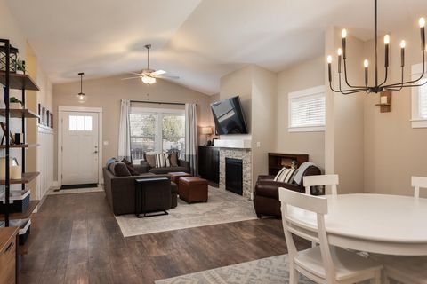 Tiny photo for 1572 NW Kingwood Avenue, Redmond, OR 97756 (MLS # 220217545)