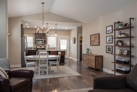 Tiny photo for 1572 NW Kingwood Avenue, Redmond, OR 97756 (MLS # 220217545)