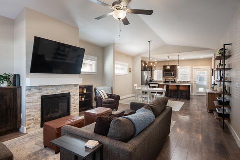 Tiny photo for 1572 NW Kingwood Avenue, Redmond, OR 97756 (MLS # 220217545)