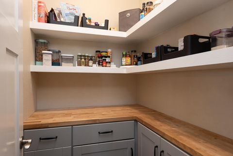 Tiny photo for 1572 NW Kingwood Avenue, Redmond, OR 97756 (MLS # 220217545)