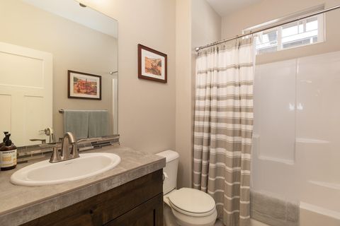 Tiny photo for 1572 NW Kingwood Avenue, Redmond, OR 97756 (MLS # 220217545)