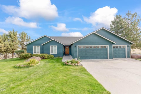 Photo of 324 SE Barber Road, Madras, OR 97741 (MLS # 220229243)