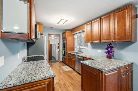 Tiny photo for 1627 Southgate Way, Grants Pass, OR 97527 (MLS # 220212558)