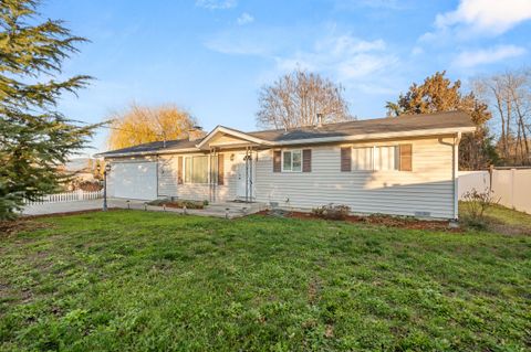 Photo of 1627 Southgate Way, Grants Pass, OR 97527 (MLS # 220212558)