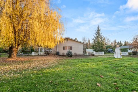 Tiny photo for 1627 Southgate Way, Grants Pass, OR 97527 (MLS # 220212558)