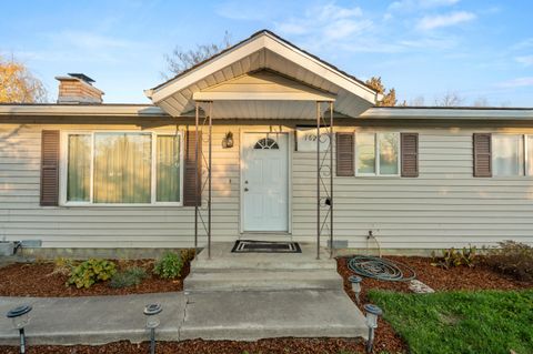 Tiny photo for 1627 Southgate Way, Grants Pass, OR 97527 (MLS # 220212558)