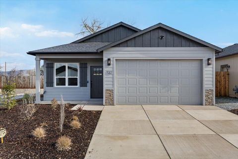 Photo of 734 Dahl Place #16, Medford, OR 97501 (MLS # 220219240)