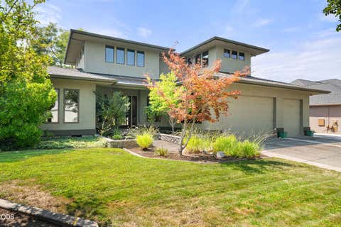 Photo of 938 St Andrews Way, Eagle Point, OR 97524 (MLS # 220226838)