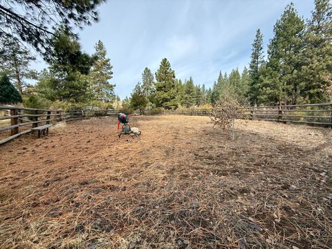 Tiny photo for 370 Highway 422, Chiloquin, OR 97624 (MLS # 220211425)